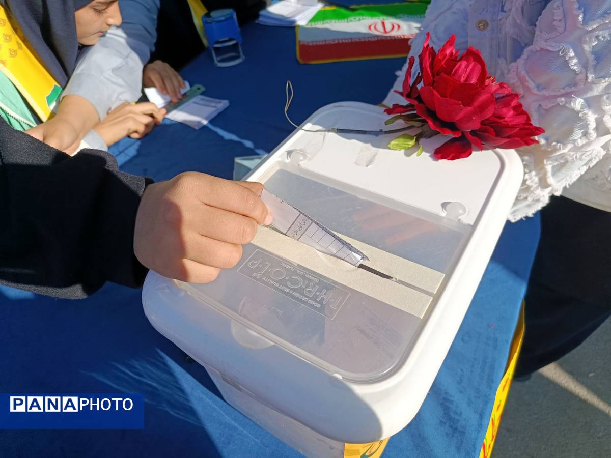 انتخابات شورای دانش آموزی‌ در دبیرستان‌ یغمای‌ نیشابوری(وکیلی 3)