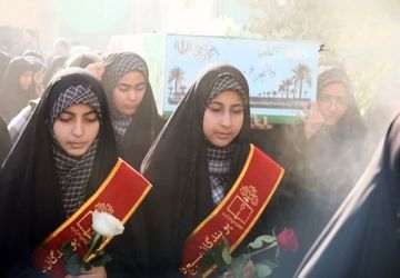 استقبال دانش‌آموزان دبیرستان رضوانی اشکذر از شهید گمنام