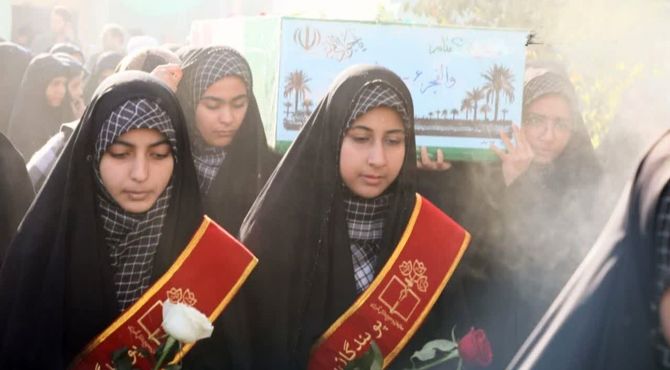 استقبال دانش‌آموزان دبیرستان رضوانی اشکذر از شهید گمنام