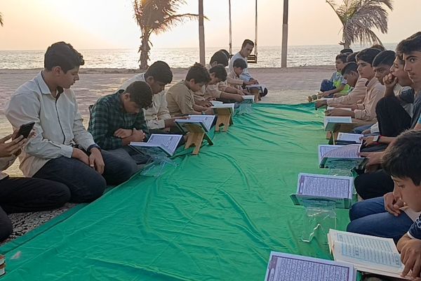 محفل نورانی انس با قرآن در کنار آب‌های نیلگون خلیج‌‌‌فارس 