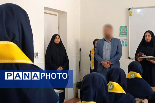 تجلیل از فرزند شهید صفری در کلاس درس با حضور یکی از همرزمان پدر