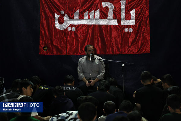 اعتکاف دانش‌آموزی در حسینه ارشاد