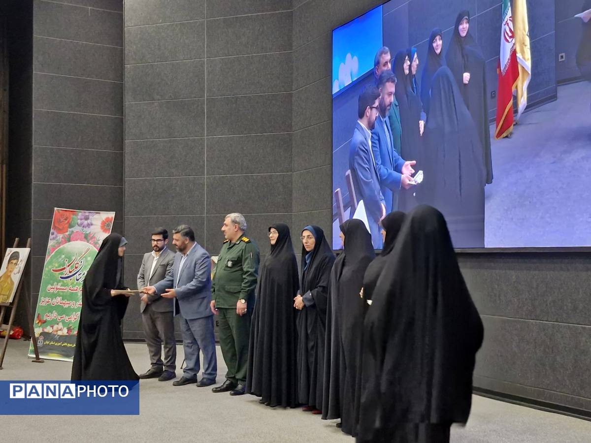 اجتماع بزرگ دانشآموزان بسیجی در هفته بسیج