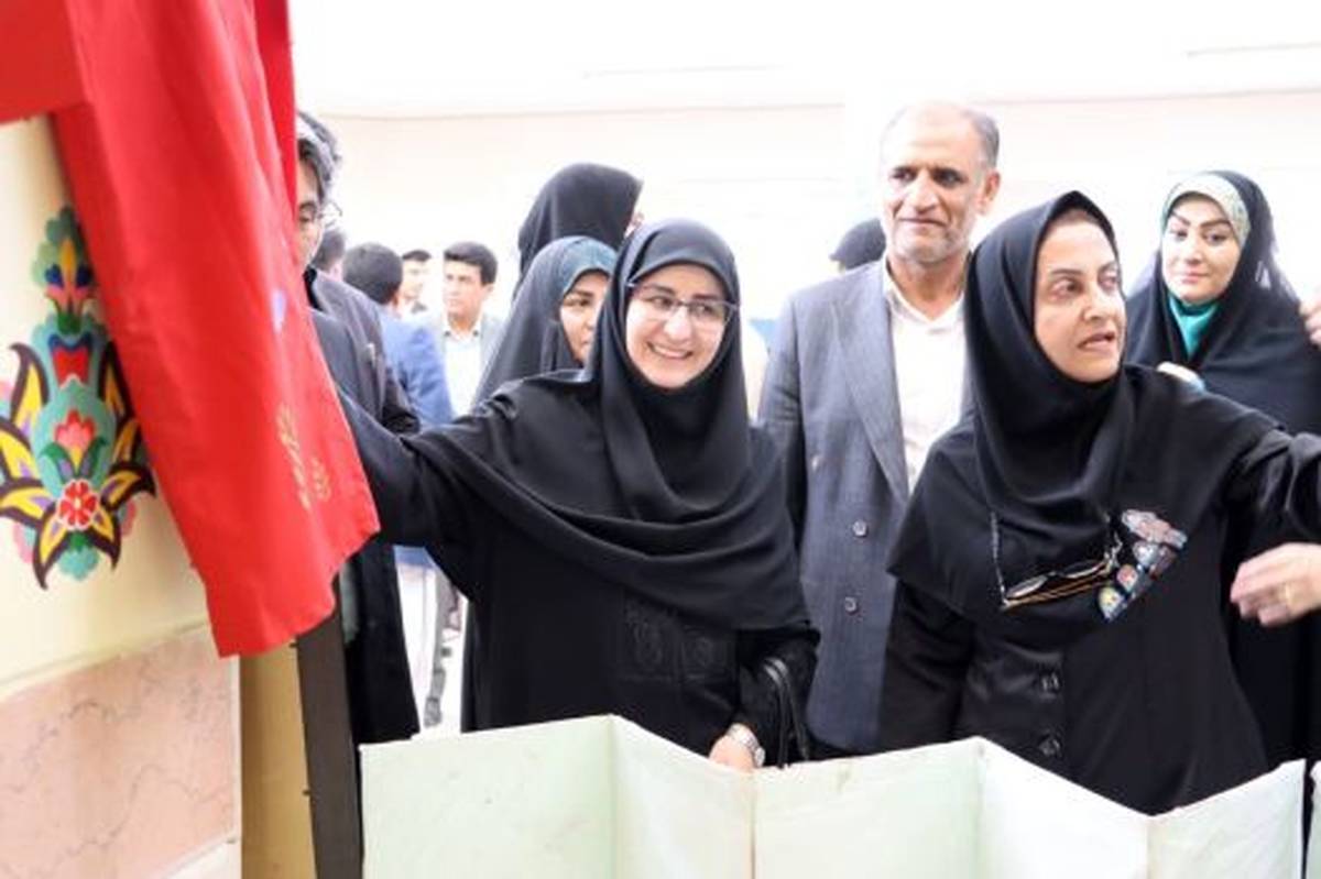 افتتاح نمایشگاه دستاوردها و توانمندیهای معلمان و دانشآموزان زاهدانی از سوی معاون آموزش ابتدایی