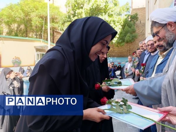 نواختن زنگ سپاس معلم در دبیرستان و دبستان میرزا جعفر سروقد