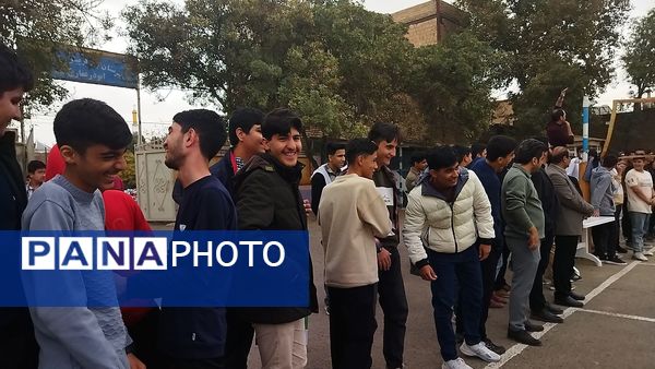 مسابقه والیبال بین دو تیم منتخب دبیران و منتخب دانش آموزان در دبیرستان شاهد ابوذر غفاری 