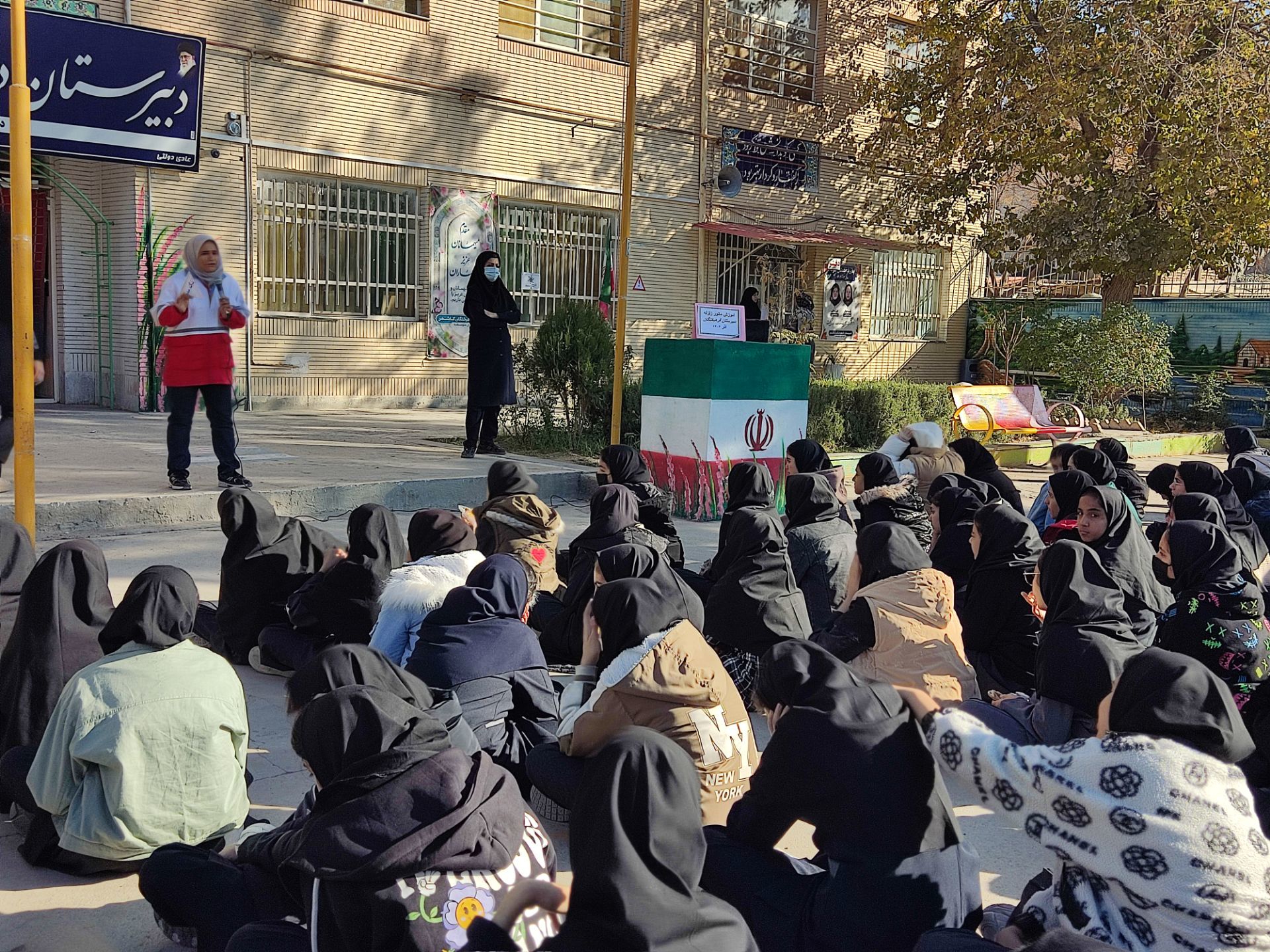 اجرای مانور زلزله  در دبیرستان دخترانه فرهیختگان