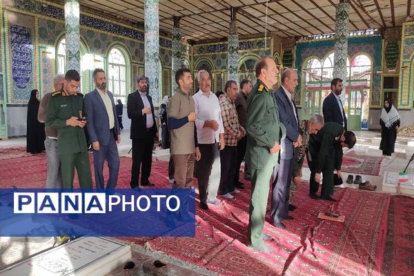 غبارروبی و عطر افشانی گلزار شهدای شهر بار در هفته دفاع مقدس