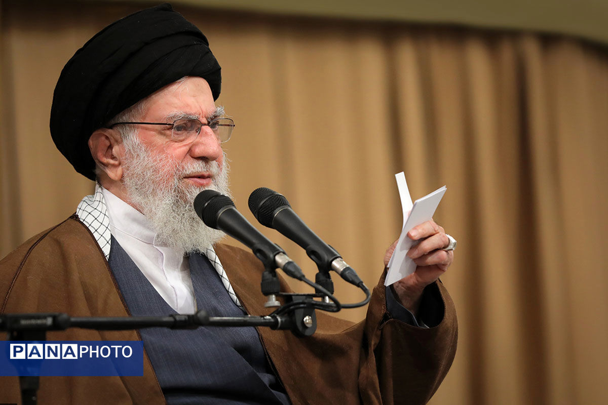 زن، مدیر و رئیس خانه است/ باز گذاشتن راه ترقی و پیشرفت علمی و شغلی جزو حقوق اصلی زنان است