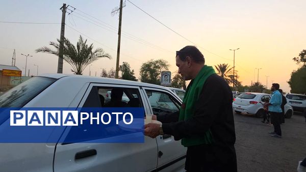 خدمت‌رسانی دانش‌آموزان و فرهنگیان ناحیه‌چهار اهواز به زوار اباعبدالله‌الحسین(ع)