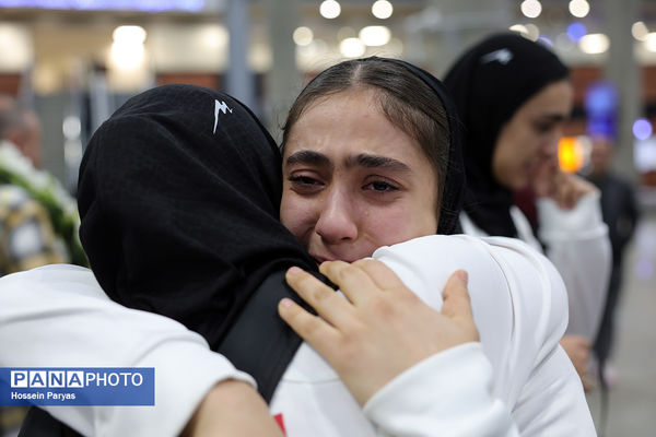 بازگشت طلایی‌پوشان بلندقامت دانش‌آموز ایران با کاپ قهرمانی