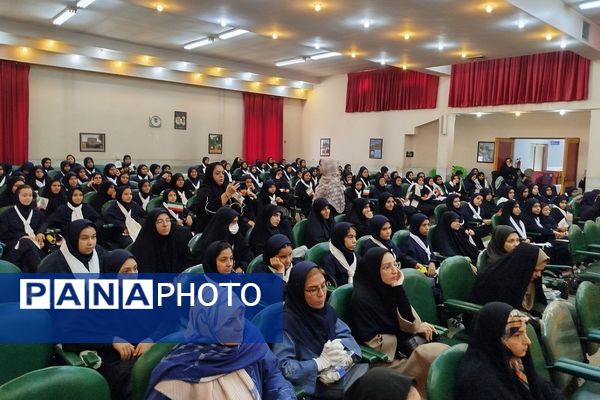 برگزاری «جشن جوانه ها» در دبیرستان راضیه شکرابی ناحیه دو شهرری 