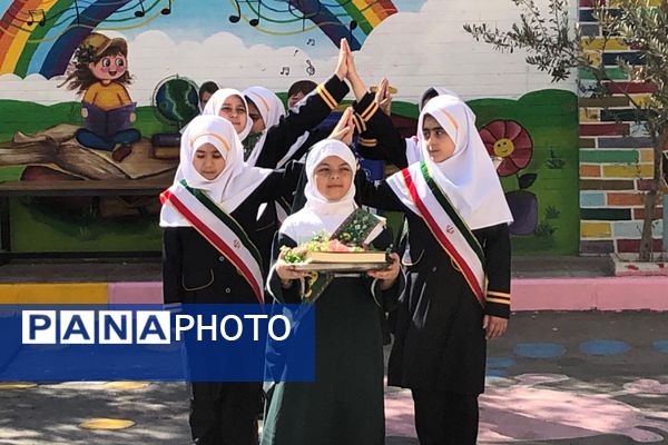 نواختن زنگ مصباح الهدی توسط مدیر آموزش و پرورش ناحیه 2 شهرری در دبستان طواف و معماریان 