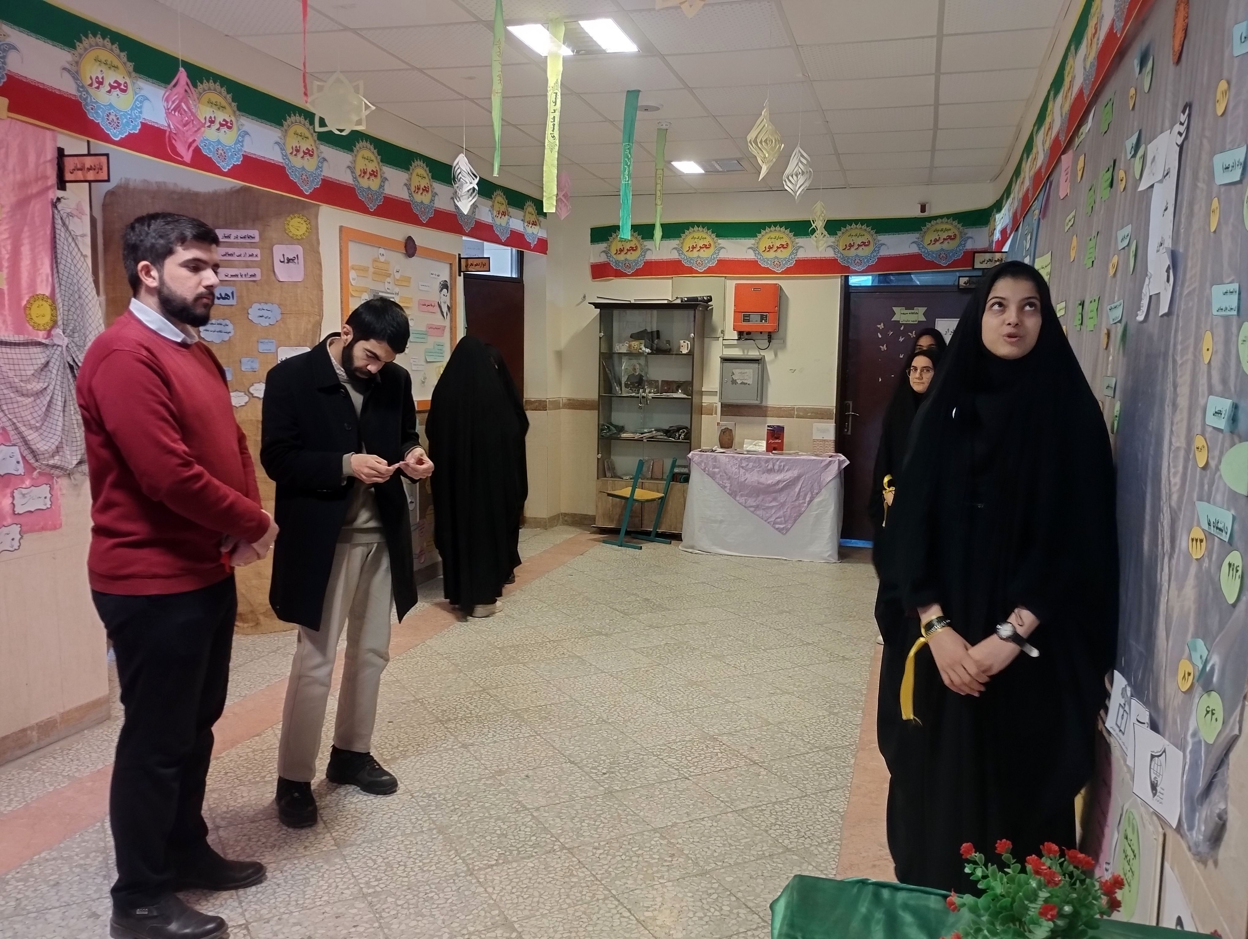 برپایی نمایشگاه مدرسه انقلاب در دبیرستان پروین اعتصامی حاجی‌آباد