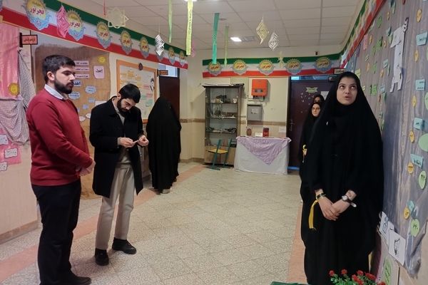 برپایی نمایشگاه مدرسه انقلاب در دبیرستان پروین اعتصامی حاجی‌آباد