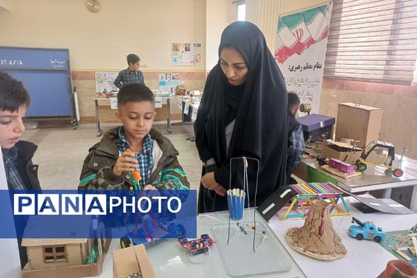 برپایی نمایشگاه دست‌سازه‌های دانش‌آموزی در دبستان آیت الله مشکینی پیشوا با حضور مدیر پژوهشسرا