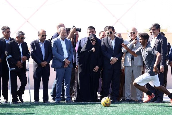 بهره‌برداری از 2 زمین چمن مصنوعی فوتبال ابوموسی با حضور وزیر ورزش