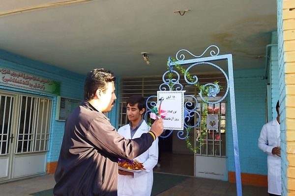 زنگ آزمایشگاه در دبیرستان شاهد ابوذر غفاری نیشابور 