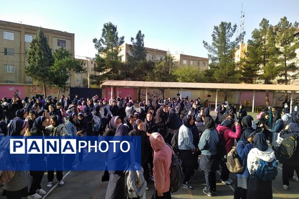 زنگ مهر و مقاومت در دبیرستان استعدادهای درخشان فرزانگان شهریار طنین‌انداز شد
