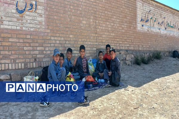 برگزاری اردوی درون مدرسه‌ای در مدرسه شهید معتمدی گزکوه