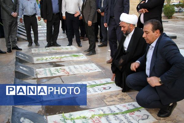 آیین غبارروبی گلزار شهدای بهشت زهرا شهرستان بم به‌مناسبت هفته دولت
