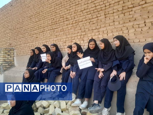اجرای نمایش عروسکی به مناسبت هفته تربیت بدنی در دبیرستان مادرمهربان خلیل آباد