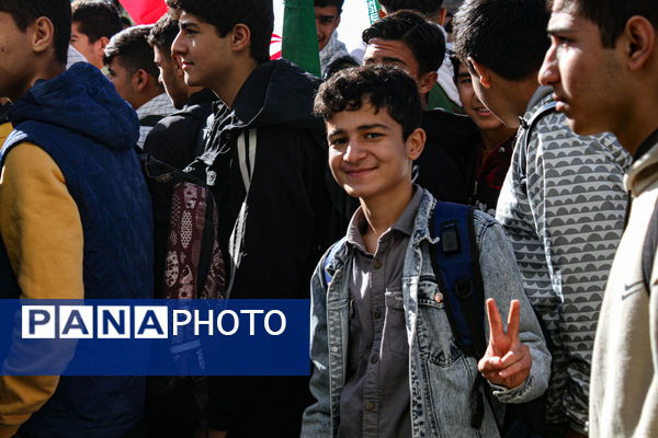 حضور پرشور دانش آموزان زنجانی در راهپیمایی ۱۳ آبان
