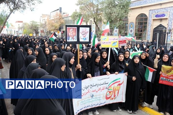 شرکت دانش‌آموزان اردبیلی در راهپیمایی یوم‌الله ۱۳ آبان