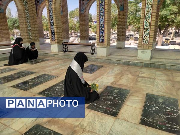 غبار روبی مزار شهدا شهرستان خلیل آباد توسط دانش آموزان بسیجی اموزشگاه مرحوم پاکدل 