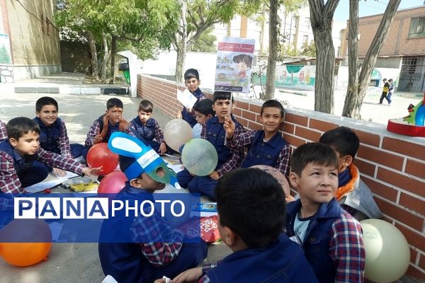 بمناسبت روز جهانی کودک برپایی جشنواره صبحانه سالم در دبستان پسرانه سرافراز ناحیه۷ مشهد