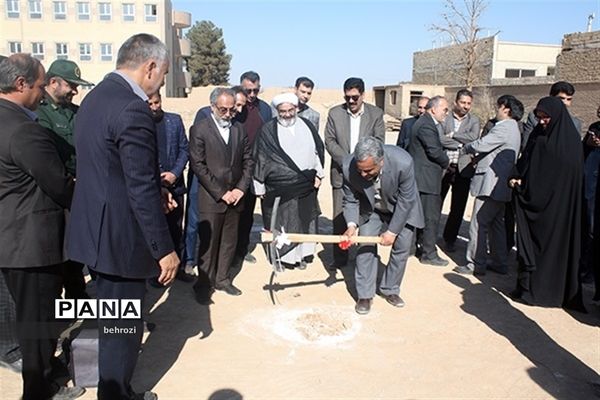 کلنگ زنی مجتمع آموزشی توحید در شهر بفروئیه میبد