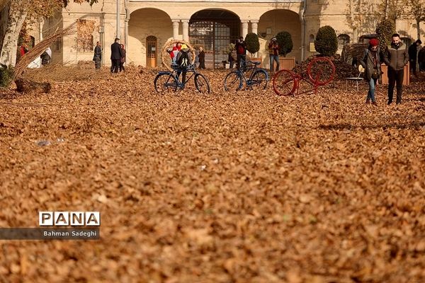 پاییز برگ در میدان مشق