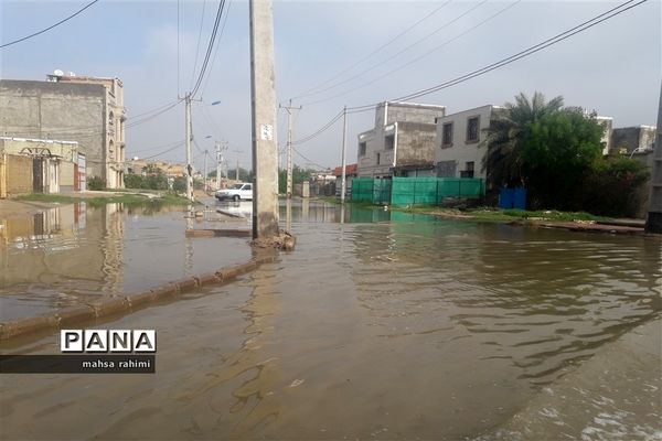 بارش کم سابقه باران  و آبگرفتگی معابر و مناطق مسکونی آبادان