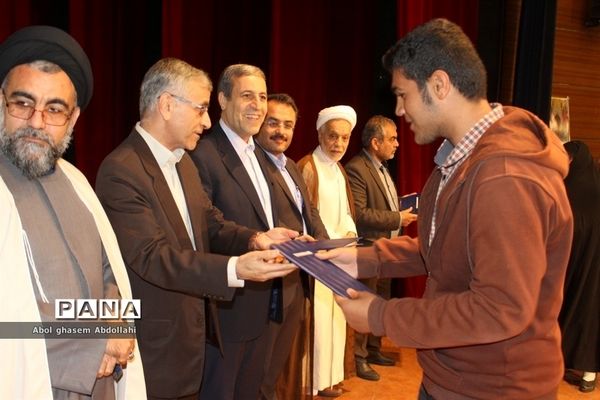 تقدیر از برگزیدگان و فعالان پنجمین اجلاس نماز در بوشهر