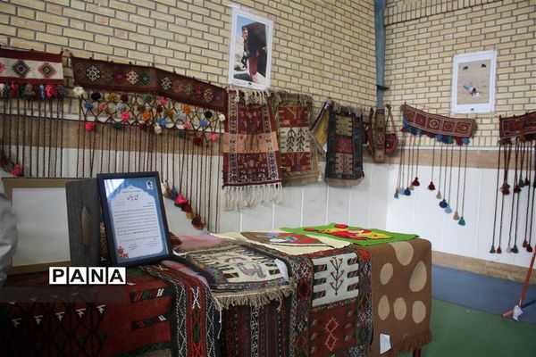 نمایشگاه صنایع دستی و دست ساخته های سواد آموزان