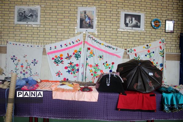 نمایشگاه صنایع دستی و دست ساخته های سواد آموزان