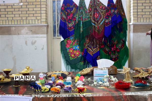نمایشگاه صنایع دستی و دست ساخته های سواد آموزان