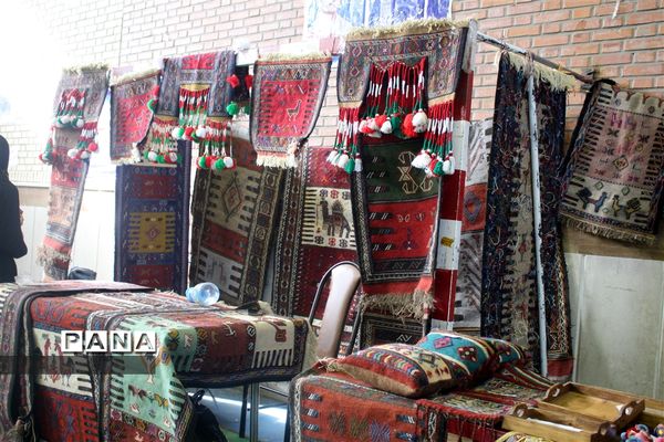 نمایشگاه صنایع دستی و دست ساخته های سواد آموزان