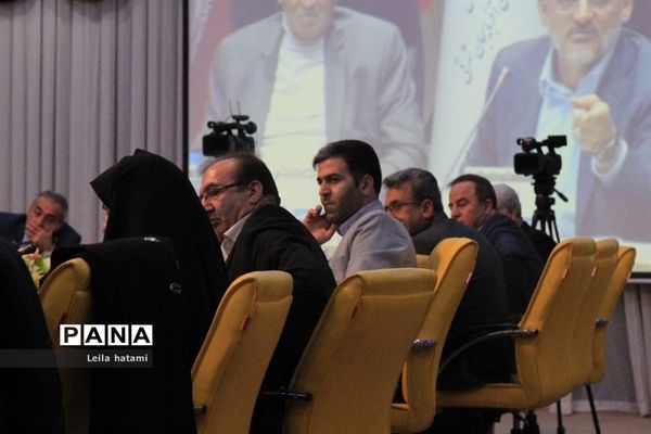 نشست صمیمی وزیر آموزش و پرورش با اعضای شورای معاونان اداره‌کل و مدیران آذربایجان شرقی