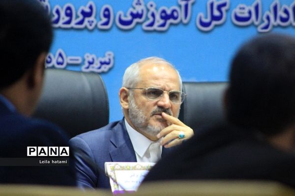 نشست صمیمی وزیرآموزش وپرورش با معاونان توسعه مدیریت و پشتیبانی ادارات آموزش و پرورش استان‌های سراسر کشور در تبریز