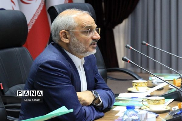 نشست صمیمی وزیرآموزش وپرورش با معاونان توسعه مدیریت و پشتیبانی ادارات آموزش و پرورش استان‌های سراسر کشور در تبریز