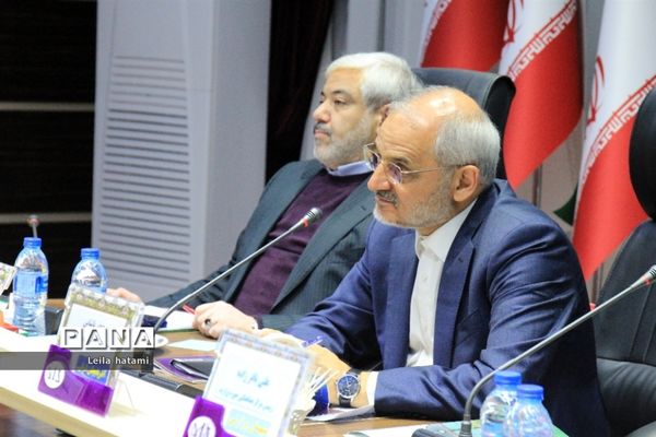 نشست صمیمی وزیرآموزش وپرورش با معاونان توسعه مدیریت و پشتیبانی ادارات آموزش و پرورش استان‌های سراسر کشور در تبریز