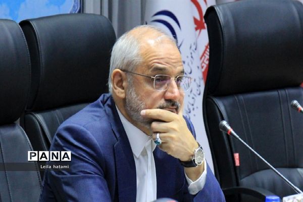 نشست صمیمی وزیرآموزش وپرورش با معاونان توسعه مدیریت و پشتیبانی ادارات آموزش و پرورش استان‌های سراسر کشور در تبریز