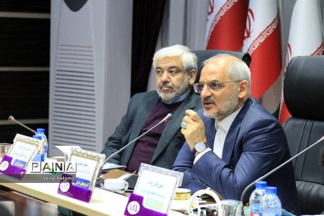 نشست صمیمی وزیرآموزش وپرورش با معاونان توسعه مدیریت و پشتیبانی ادارات آموزش و پرورش استانهای سراسر کشور در تبریز