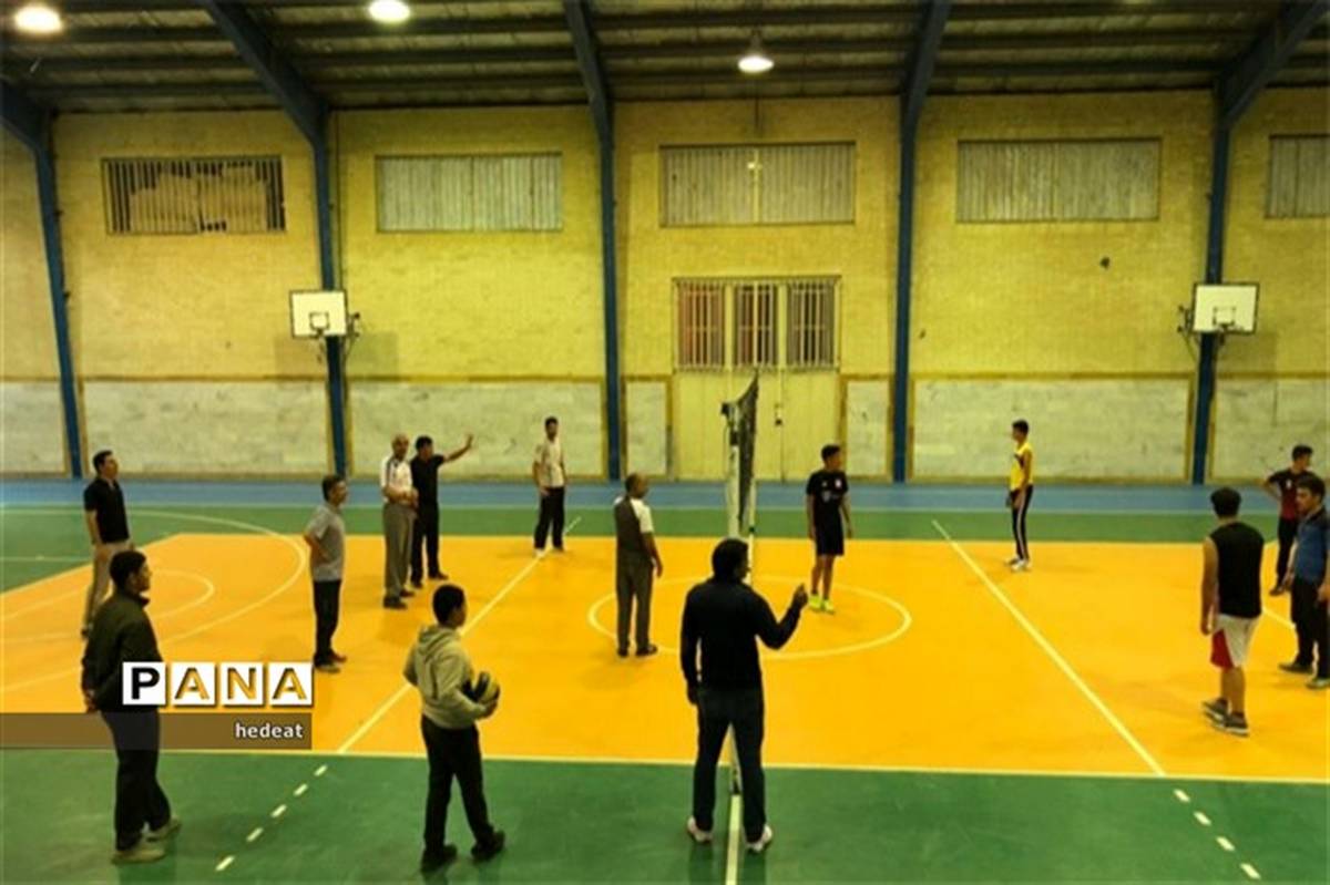 برگزاری مسابقه والیبال به مناسبت شب یلدا دبیرستان ابوذر ابرکوه