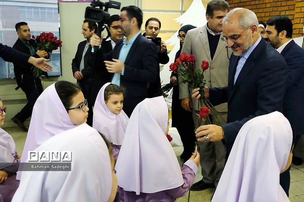 حضور وزیر آموزش و پرورش در جمع دانش آموزان ارامنه