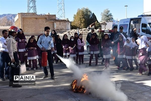 آموزش عملی درس مشاغل کلاس دوم ابتدایی دبستان دخترانه شاهد بهاباد