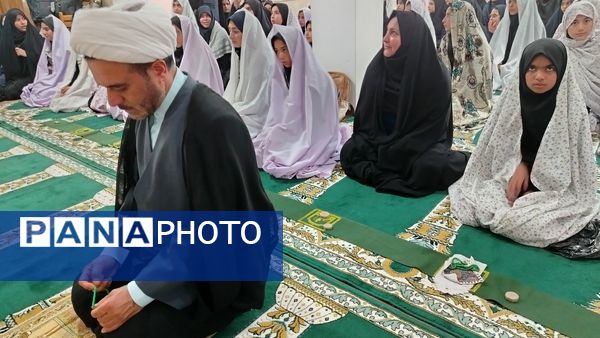اقامه نماز جماعت ظهر و عصردر دبیرستان شهید مجید دهنوی 