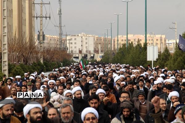 راهپیمایی مردم پردیسان قم به مناسبت شهادت حاج قاسم سلیمانی