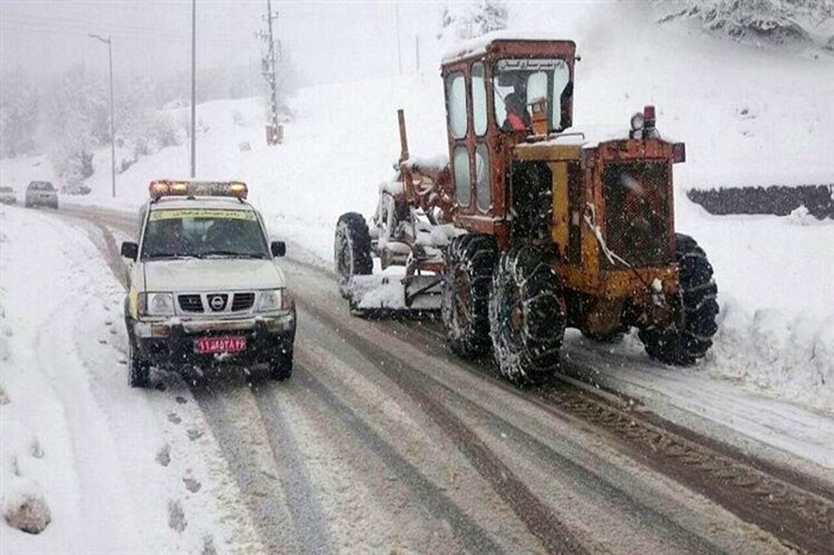 بارش برف تردد در جاده‌های مهاباد را با مشکل مواجه کرد